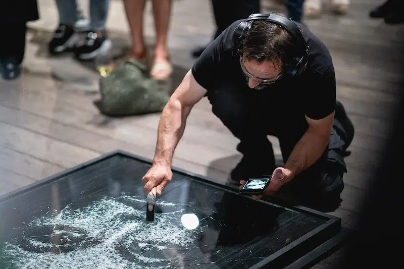 Simon Berger creating a new glass portrait